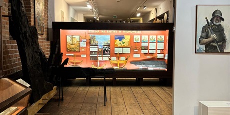 Powiększ grafikę: Wnętrze muzeum z wystawą o żegludze – gabloty, modele statków i ekspozycja historyczna