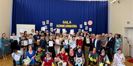 Powiększ grafikę: Zdjęcie grupowe na tle napisu Gala Konkursowa.