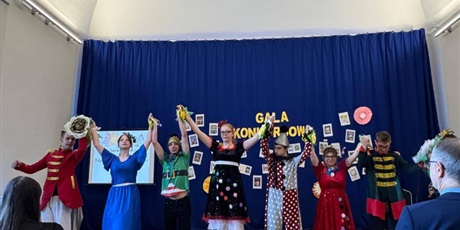 Powiększ grafikę: Grupa uczniów trzyma sie za ręce w górze.