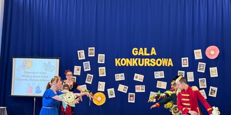 Powiększ grafikę: Grupa uczniów na tle napisu Gala Konkursowa.