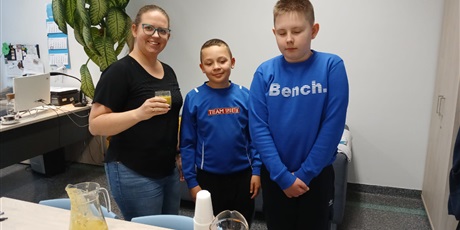 Powiększ grafikę: nasi-uczniowie-przygotowali-kolejne-przepyszne-smoothie-659923.jpg