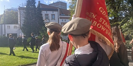 Powiększ grafikę: nasi-uczniowie-uczestniczyli-w-uroczystosci-oddania-holdu-poleglym-nauczycielom-718448.jpg