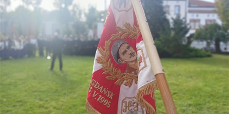 Powiększ grafikę: nasi-uczniowie-uczestniczyli-w-uroczystosci-oddania-holdu-poleglym-nauczycielom-718449.jpg