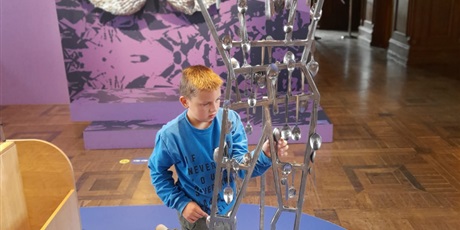 Powiększ grafikę: Chłopiec tworzy kompozycję przestrzenną z metalowych elementów.