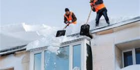 Odśnieżanie dachu szkoły!!!