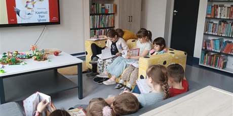 Ostatnie spotkanie z audiobookiem i   książką "Kapelusz Pani Wrony" w bibliotece szkolnej.