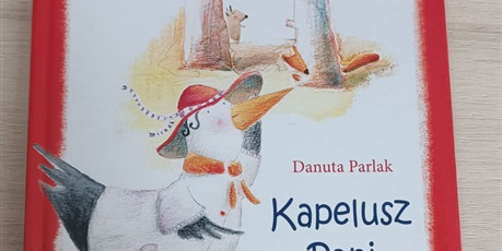 Powiększ grafikę: ostatnie-spotkanie-z-audiobookiem-i-ksiazka-kapelusz-pani-wrony-w-bibliotece-szkolnej-690209.jpg