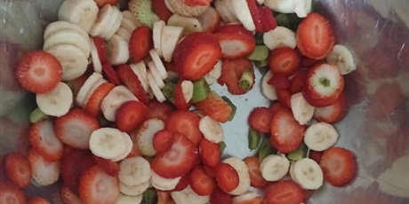 Powiększ grafikę: Pokrojone świeże owoce – truskawki i banany przygotowane do dekoracji gofrów