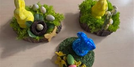 Powiększ grafikę: Wielkanocne ozdoby ręcznie wykonane przez dzieci – zajączki, kurczaczki i jajeczka na zielonej dekoracji