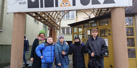 Powiększ grafikę: swietlica-przystan-wybrala-sie-z-opiekunami-do-teatru-miniatura-659764.jpg