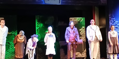 Powiększ grafikę: swietlica-przystan-wybrala-sie-z-opiekunami-do-teatru-miniatura-659765.jpg