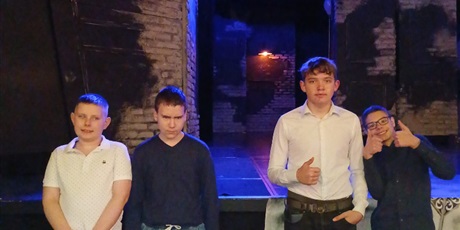 Powiększ grafikę: swietlica-przystan-wybrala-sie-z-opiekunami-do-teatru-miniatura-659768.jpg