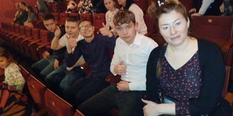 Powiększ grafikę: swietlica-przystan-wybrala-sie-z-opiekunami-do-teatru-miniatura-659769.jpg