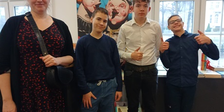 Powiększ grafikę: swietlica-przystan-wybrala-sie-z-opiekunami-do-teatru-miniatura-659772.jpg