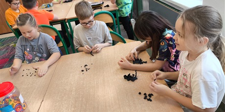 Powiększ grafikę: swietliczaki-wysluchaly-dzis-opowiadania-o-sloniku-tumbo-659991.jpg