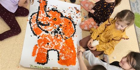 Powiększ grafikę: swietliczaki-wysluchaly-dzis-opowiadania-o-sloniku-tumbo-659992.jpg