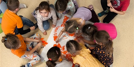 Powiększ grafikę: swietliczaki-wysluchaly-dzis-opowiadania-o-sloniku-tumbo-659993.jpg