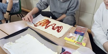 Powiększ grafikę: to-nie-prima-aprilis--tak-klasa-7c-przywitala-1-kwietnia-bylo-smacznie-i-pomyslowo-605473.jpg