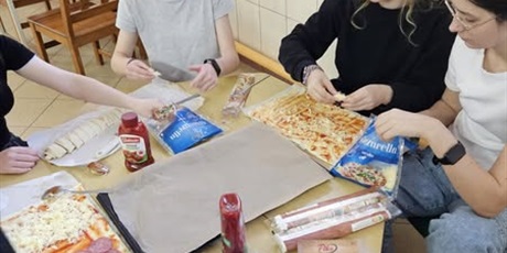Powiększ grafikę: to-nie-prima-aprilis--tak-klasa-7c-przywitala-1-kwietnia-bylo-smacznie-i-pomyslowo-605474.jpg