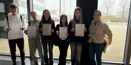 Powiększ grafikę: uczniowie-klasy-8-w-chemicznej-fabryce-substancji-661841.jpg