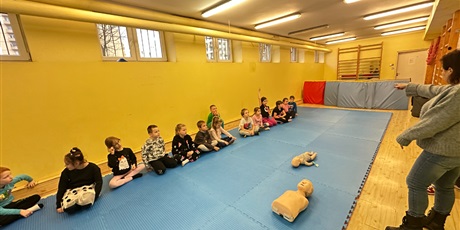 Uczniowie uczą się ratować pod okiem instruktorów z Gdańskiego Ratownictwa Wodnego!