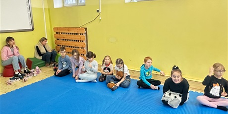 Powiększ grafikę: uczniowie-ucza-sie-ratowac-pod-okiem-instruktorow-z-gdanskiego-ratownictwa-wodnego-659894.jpg