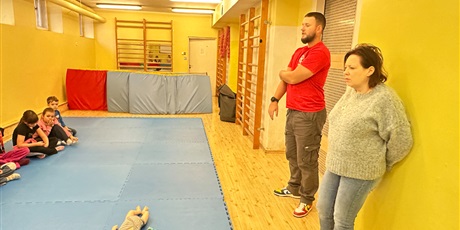 Powiększ grafikę: uczniowie-ucza-sie-ratowac-pod-okiem-instruktorow-z-gdanskiego-ratownictwa-wodnego-659895.jpg