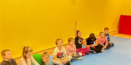 Powiększ grafikę: uczniowie-ucza-sie-ratowac-pod-okiem-instruktorow-z-gdanskiego-ratownictwa-wodnego-659896.jpg