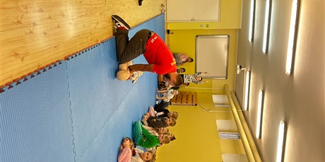 Powiększ grafikę: uczniowie-ucza-sie-ratowac-pod-okiem-instruktorow-z-gdanskiego-ratownictwa-wodnego-659898.jpg