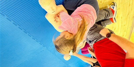 Powiększ grafikę: uczniowie-ucza-sie-ratowac-pod-okiem-instruktorow-z-gdanskiego-ratownictwa-wodnego-659899.jpg