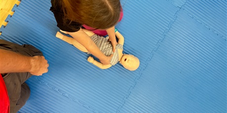 Powiększ grafikę: uczniowie-ucza-sie-ratowac-pod-okiem-instruktorow-z-gdanskiego-ratownictwa-wodnego-659900.jpg