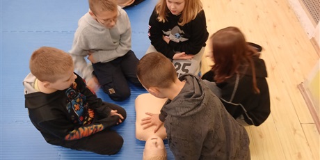 Powiększ grafikę: uczniowie-ucza-sie-ratowac-pod-okiem-instruktorow-z-gdanskiego-ratownictwa-wodnego-659901.jpg