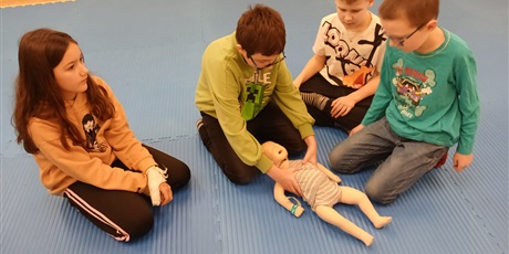 Powiększ grafikę: uczniowie-ucza-sie-ratowac-pod-okiem-instruktorow-z-gdanskiego-ratownictwa-wodnego-659902.jpg