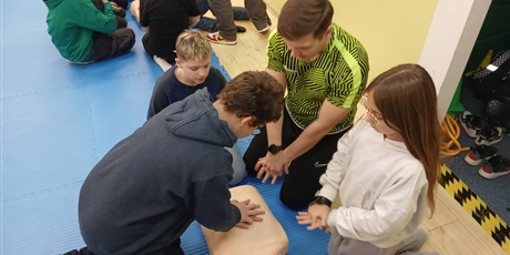 Powiększ grafikę: uczniowie-ucza-sie-ratowac-pod-okiem-instruktorow-z-gdanskiego-ratownictwa-wodnego-659903.jpg