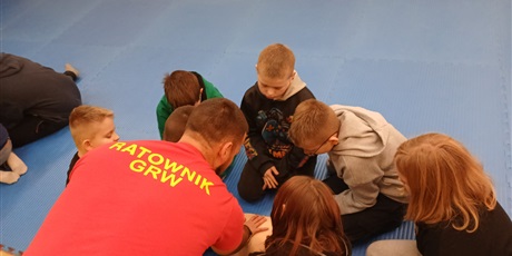 Powiększ grafikę: uczniowie-ucza-sie-ratowac-pod-okiem-instruktorow-z-gdanskiego-ratownictwa-wodnego-659904.jpg