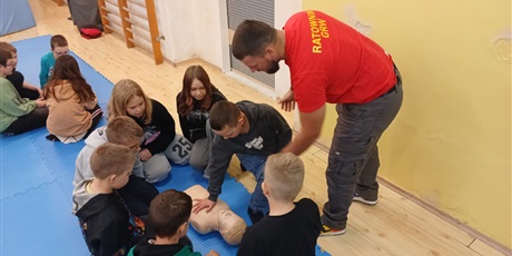 Powiększ grafikę: uczniowie-ucza-sie-ratowac-pod-okiem-instruktorow-z-gdanskiego-ratownictwa-wodnego-659905.jpg