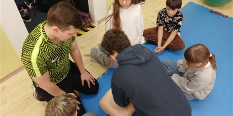 Powiększ grafikę: uczniowie-ucza-sie-ratowac-pod-okiem-instruktorow-z-gdanskiego-ratownictwa-wodnego-659906.jpg