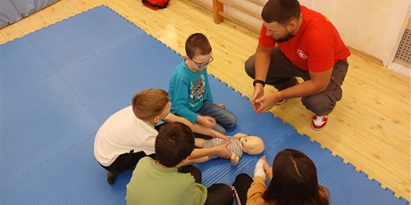 Powiększ grafikę: uczniowie-ucza-sie-ratowac-pod-okiem-instruktorow-z-gdanskiego-ratownictwa-wodnego-659907.jpg