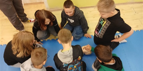 Powiększ grafikę: uczniowie-ucza-sie-ratowac-pod-okiem-instruktorow-z-gdanskiego-ratownictwa-wodnego-659908.jpg