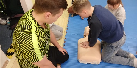 Powiększ grafikę: uczniowie-ucza-sie-ratowac-pod-okiem-instruktorow-z-gdanskiego-ratownictwa-wodnego-659909.jpg