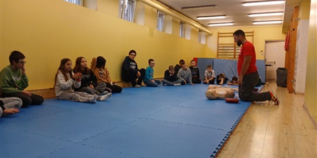 Powiększ grafikę: uczniowie-ucza-sie-ratowac-pod-okiem-instruktorow-z-gdanskiego-ratownictwa-wodnego-659910.jpg