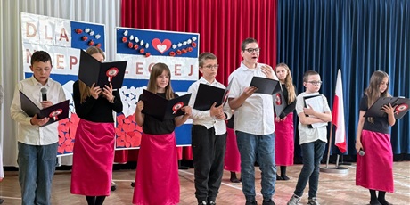 Powiększ grafikę: uroczysty-apel-z-okazji-swieta-konstytucji-3-maja-692596.jpg
