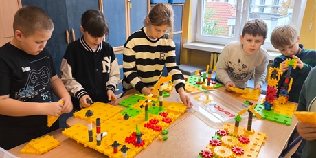 Powiększ grafikę: w-naszej-swietlicy-nie-ma-czasu-na-nude-653995.jpg