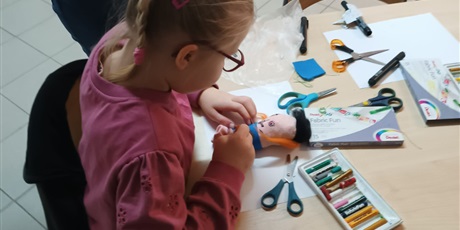 Powiększ grafikę: warsztaty-artystyczne-z-udzialem-ksiazki-niesamowite-przygody-dziesieciu-skarpetek-670305.jpg