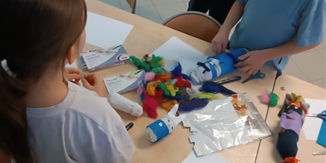 Powiększ grafikę: warsztaty-artystyczne-z-udzialem-ksiazki-niesamowite-przygody-dziesieciu-skarpetek-670316.jpg