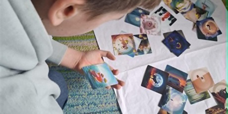 Powiększ grafikę: Uczeń wybiera obrazki z kart, pracując nad emocjami i wyobraźnią podczas zajęć