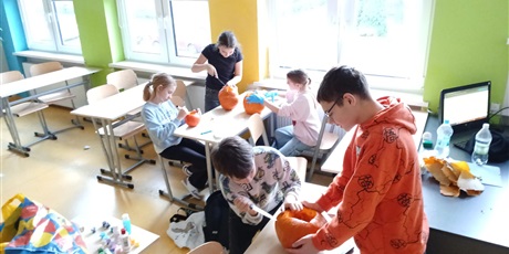 Powiększ grafikę: warsztaty-rzezbienia-w-dyni-657308.jpg