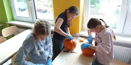 Powiększ grafikę: warsztaty-rzezbienia-w-dyni-657310.jpg