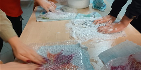 Powiększ grafikę: warsztaty-z-filcowania-657217.jpg