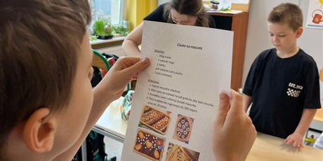 Powiększ grafikę: Uczeń czyta przepis na mazurka